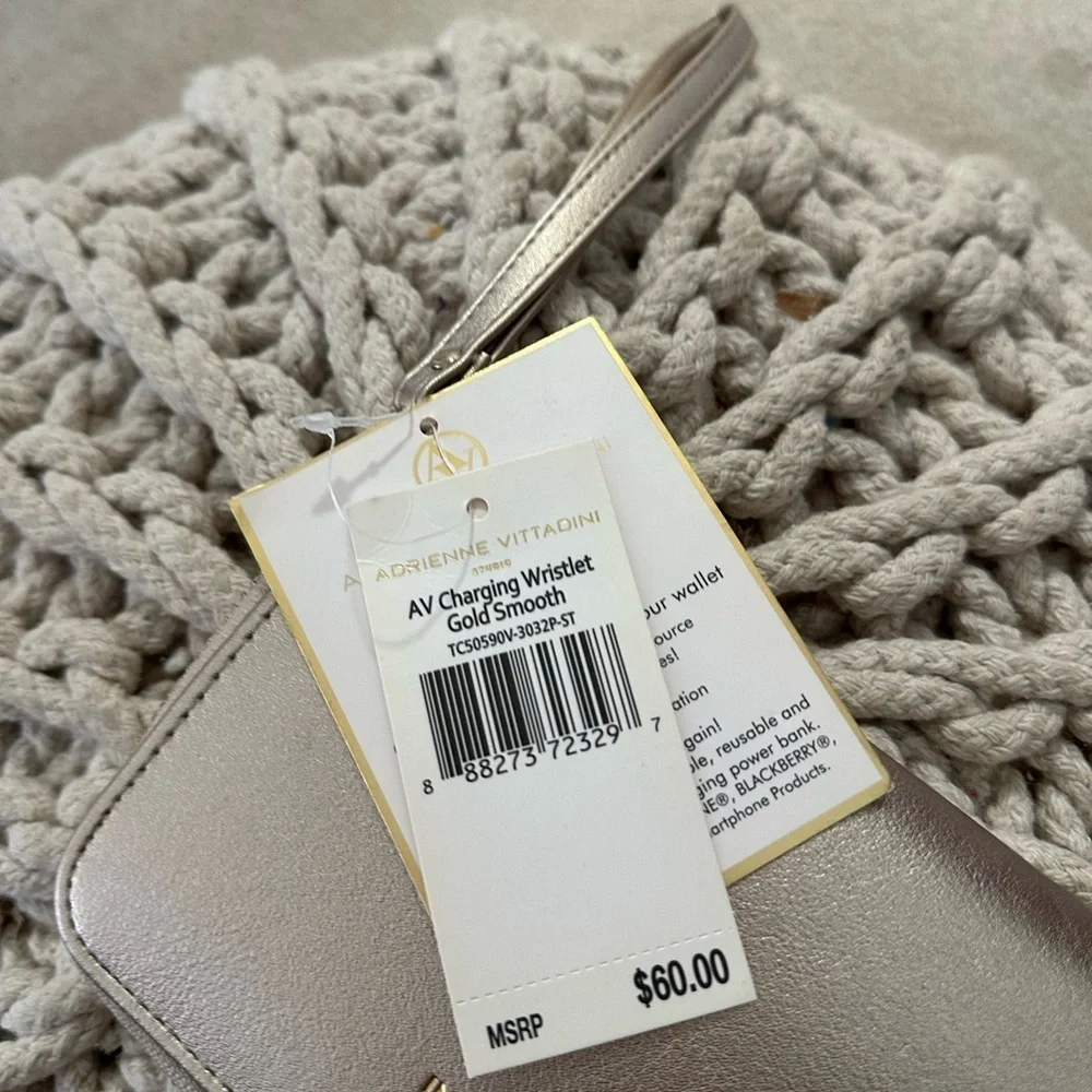 Wristlet wallet with charger